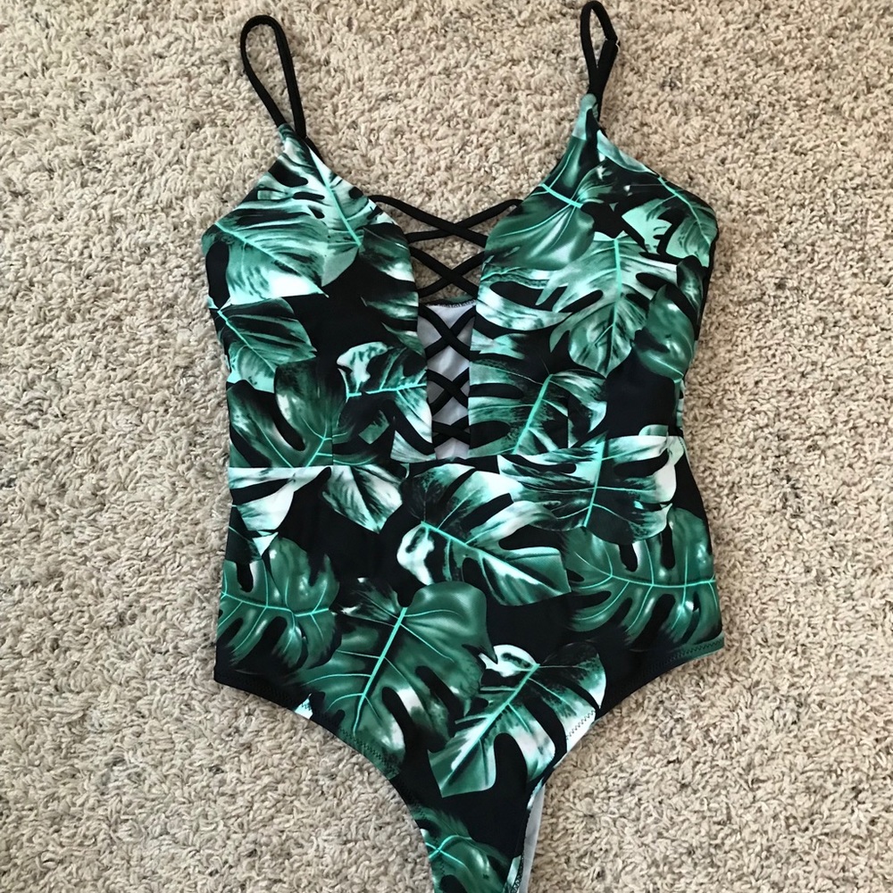 Gorgeous green swimsuit!